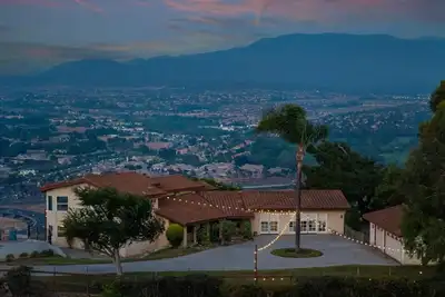 Image de Exceptional city light views- 5 min to Old Town