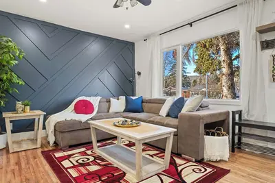 Image de The Owl House • 2 Suites • Pet Friendly • Fenced Yard • Near UofC & Hospitals