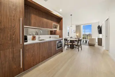 Image de Elegant 2br Condo at Domus with Hot Tub & Gym