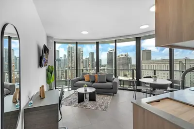 Image de Stylish Corner 1br: Rooftop Pool & Wrap Balcony
