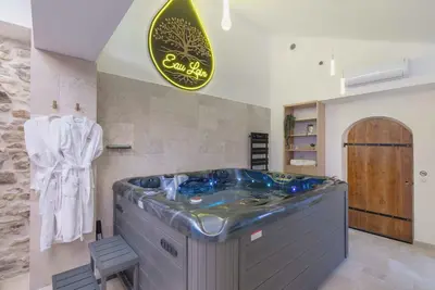 Image de Villa Eau Loin avec spa privé et salle de jeux