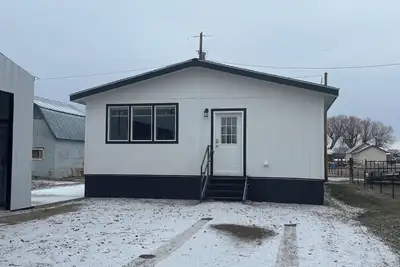 Image de New and comfortable home with open floor plan and electric fireplace.