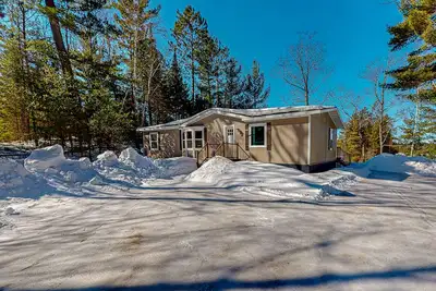 Image de Waterfront Thoro Cottage on Minocqua Chain | Screened Porch, Firepit & Lake Fun!