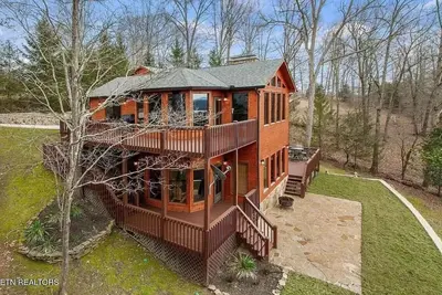Image de Sunset Ridge: Modern Lakeview Cabin; Fenced Yard