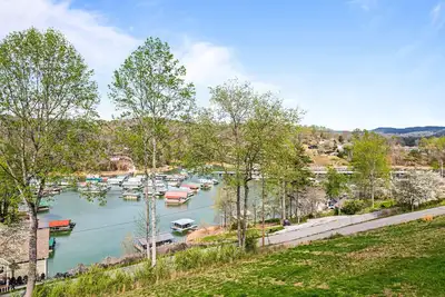 Image de Farm Charm: Lakeview, Spacious, Modern 5bd