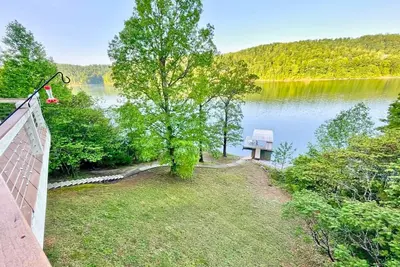 Image de Colorful, family-friendly, lakefront, private dock, screened-in porch, and much more.
