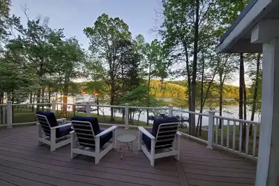Image de Lakefront Lodge: Covered Dock, Hot Tub, Fire Pit