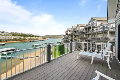 Image de 112#4 Condo: Modern, Lakefront, Spacious