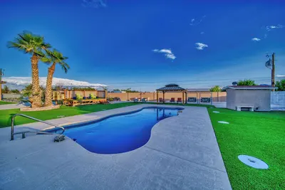 Image de Desert Oasis Estate: Saltwater Pool, Hot Tub & Gourmet Outdoor Kitchen