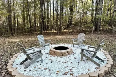 Image de Cozy 2-bedroom cabin in perfect Hamilton with refreshing Ac