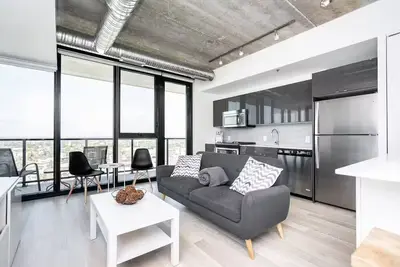 Image de Modern Downtown Condo | 2 Bed | 1 Bath |