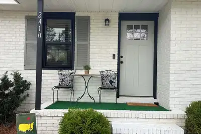 Image de Updated Augusta National 4bd 3ba house within a mile of the course and Ac!