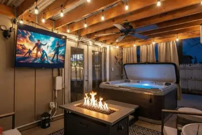 Image de Hot Tub & Firepit. King Bed. 15 min to Kc