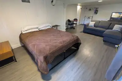 Image de Bachelor Basement Suite - Fifa World Cup Accommodation - Sleeps 6!