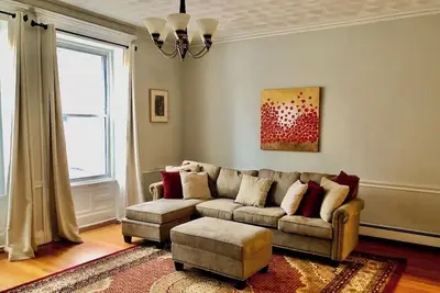 Image de Spacious 3-bedroom apartment in serene Brookline& Parking public transit Boston