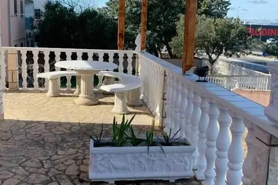 Image de Appartement de deux chambres avec la terrasse Pirovac (Sibenik) (A-25316-b)