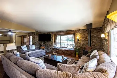 Image de Large and Cozy Kernville Cabin w/ 2 Wraparound Porches Near Kern River