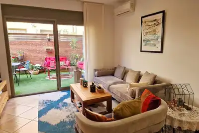 Confort et tranquillité : maison avec patio et parking