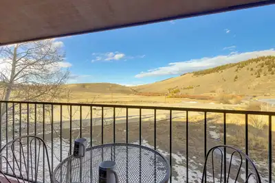 Image de Pool & Hot Tub Access at Top-Floor Granby Getaway!