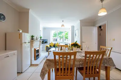 Image de Spacious Townhouse by Shortstays