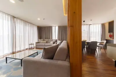 Image de Elegant Waterfront Room w/ Balcony & Harbor Views Near Historic Attractions