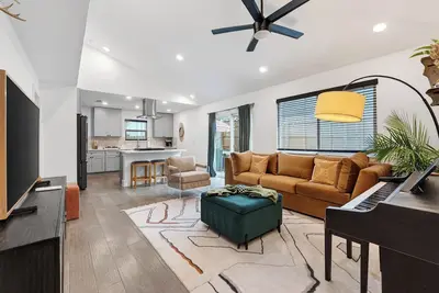Image de Stylish East Austin Home + Patio Dining + Minutes to Downtown | Eastside Keys
