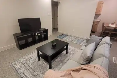 Image de 2br moderne près du centre-ville et du centre des expositions