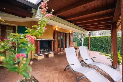 Image de Villa exclusive avec piscine privée – Vue sur le lac de Garde et les vignobles