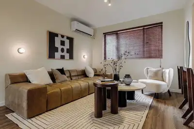 Image de 5 mins walk to Jing'an temple, 4br, 2bth, Family friendly!
