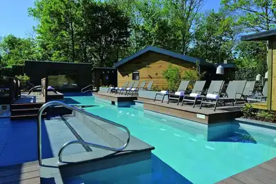 Image de 2 Modern Haven | Wellness & Pool escape near Theme parks and Beach getaway