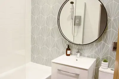 Image de Appartement-Sdb privée avec baignoire et douche