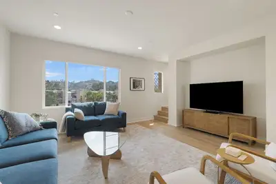 Image de Beautiful new 3-bedroom townhome in Burbank close to Griffith Park & studios