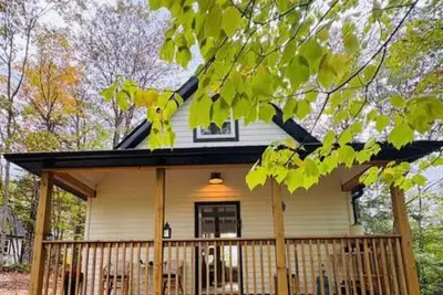 Image de Birchcliff Retreats - Birchside Cabin -A-