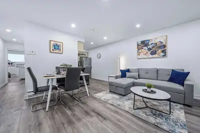 Image de Relaxing Group Retreat Near Little Italy