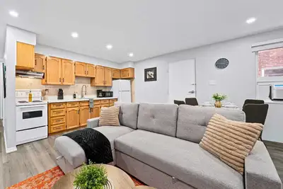 Steps to Little Italy - Spacious Group Apartment