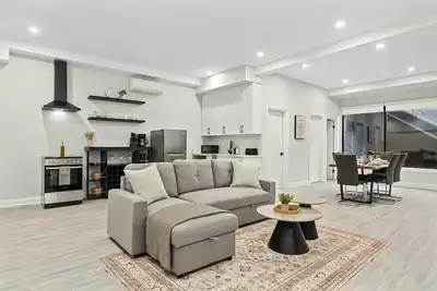 Image de Modern Basement Apartment Close to Little Italy