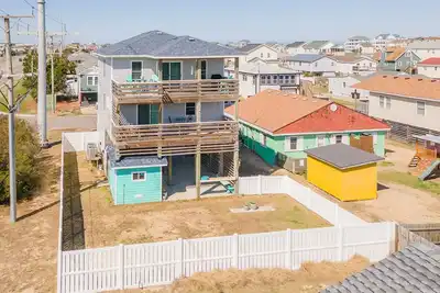 Image de Sun Realty pet-friendly centrally-located oceanside home in Kdh!