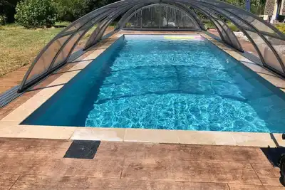 Image de Gîte tout confort avec piscine chauffée et terrain de pétanque, idéal vacances.