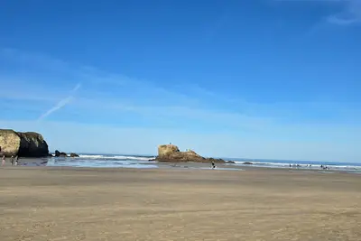 Image de By the beach apartment, flat walk, central location pet friendly.