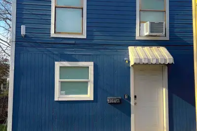 Image de Charming Little Blue House in Little Rock