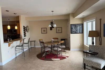 Image de 2 Br/2ba lakefront condo/private balcony/beach/indoor pool-rent 6/7th free--ask!