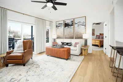 Image de Steps to Auburn's Campus ~ Beautifully Remodeled Condo + Sleeps 8