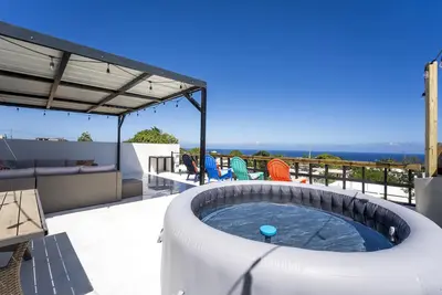 Image de Rooftop Lounge with Ocean Views Hot Tub, Steps to Plaza, Jobos and Middles Beach