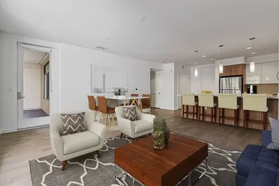 Image de Stylish Revere 2br Condo – Pool & Bright Living