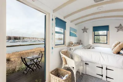 Image de Watersedge Cabin - Luxury Cottages