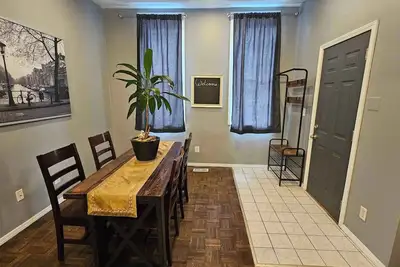 Image de Family style pet friendly Pilsen apartment with park/playground access