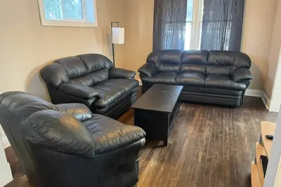 Image de Lakeside house, conveniently located for families