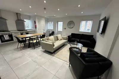 Image de Attractive, Central, Spacious, Home with Parking