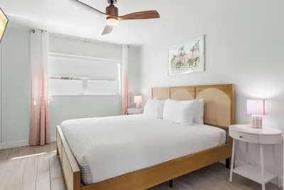 Image de New! Modern King Suite | Steps to the Beach!