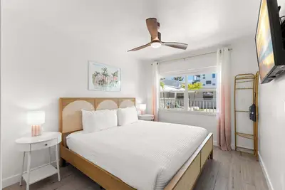 Image de Deluxe King Condo | Updated Suite by the Beach!